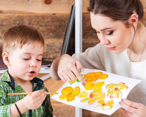 mother-teaching-her-little-son-painting-in-art-sch-PLQPQE5.jpg